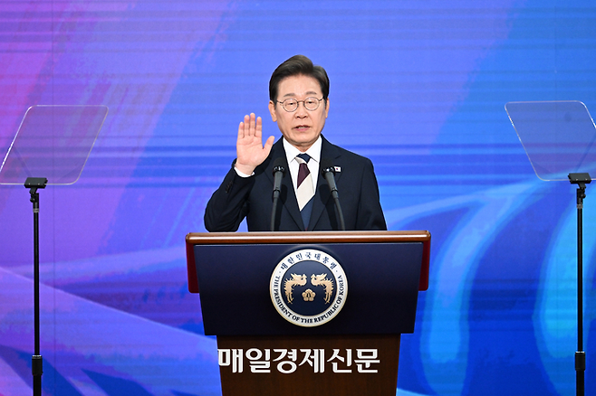 이재명 대통령이 서울 여의도 국회 의사당 중앙홀(로텐더홀)에서 제21대 대통령 취임선서를 하고 있다./ 사진= 국회사진기자단