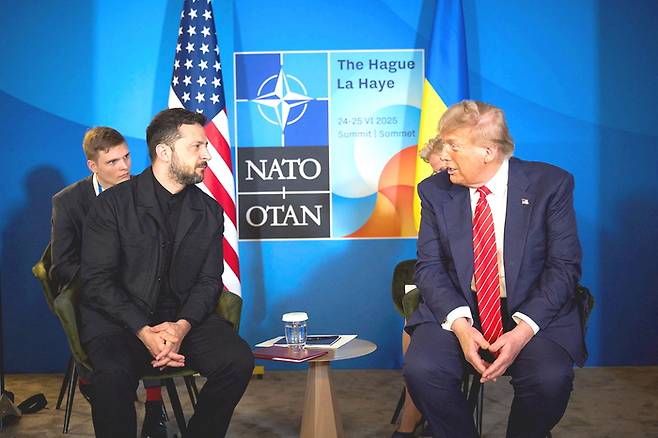 25일(현지시간) 네덜란드 헤이그에서 검은색 정장 차림으로 트럼프 대통령과 만나고 있는 볼로디미르 젤렌스키 우크라이나 대통령. <사진=AFP 연합뉴스>