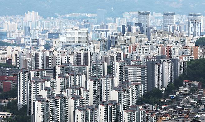 지난 24일 서울 중구 남산에서 시내 아파트가 보이고 있다. [사진출처=뉴스1]