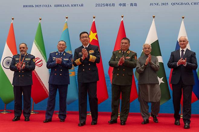 26일 중국 칭다오에서 열린 상하이협력기구(SCO) 국방장관 회의에 참석한 각국 장관들이 박수를 치며 기념촬영을 하고 있다. 왼쪽부터 아지즈 나시르자데 이란 국방장관, 다우렌 코사노프 카자흐스탄 국방장관, 둥쥔 중국 국방부장, 루슬란 무캄베토프 키르기스스탄 국방장관, 카와자 무함마드 아시프 파키스탄 국방장관, 안드레이 벨로우소프 러시아 국방장관. AP연합뉴스
