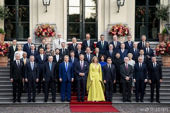 24일(현지시간) 네덜란드 헤이그에서 열린 2025년 북대서양조약기구(나토) 정상회의 참석 정상들이 단체 사진을 찍고 있다. /네덜란드 헤이그 AP=뉴시스