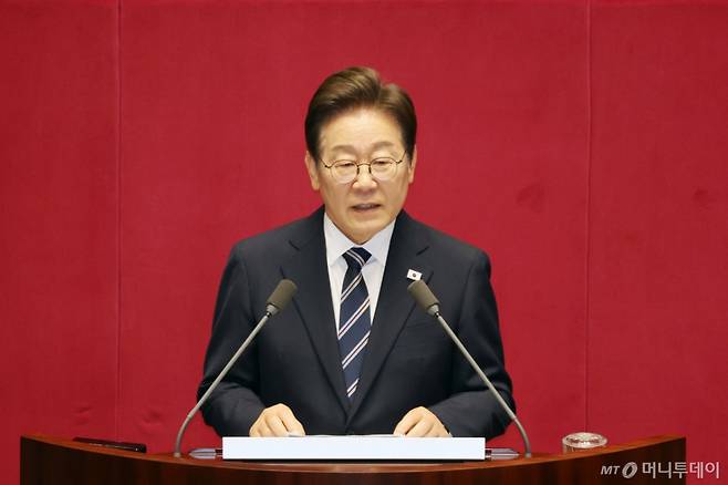 [서울=뉴시스] 고승민 기자 = 이재명 대통령이 26일 국회에서 추가경정예산 시정연설을 하고 있다. 2025.06.26. kkssmm99@newsis.com /사진=김명년