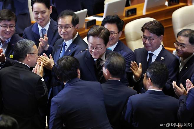 [서울=뉴시스] 국회사진기자단 = 이재명 대통령이 26일 오전 서울 여의도 국회에서 열린 제426회국회(임시회) 제2차 본회의에서 2025년도 제2회 추가경정예산안에 대한 정부의 시정연설을 하기위해 본회의장에 입장하며 더불어민주당 의원들과 인사하고 있다. 2025.06.26. photo@newsis.com /사진=