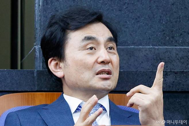 안규백 국방부 장관 후보가 지난 24일 오후 서울 여의도 국회에서 열린 더불어민주당 의원 총회에 참석해 동료 의원과 대화하고 있다. / 사진=뉴스1