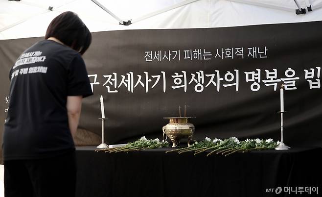 [대구=뉴시스] 이무열 기자 = 2일 대구 중구 동성로에 설치된 대구 전세사기 희생자 1주기 추모 분향소에서 전세사기·깡통전세 피해 대구 대책위원회, 전세사기 대구 피해자 모임 관계자들이 희생자를 추모하고 있다. 2025.05.02. lmy@newsis.com /사진=이무열