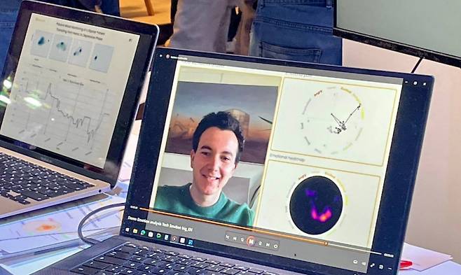 프랑스 스타트업 '에모봇'의 앱으로 이용자의 표정, 말투 등을 분석해 기분상태를 측정예측하는 모습. 프랑스 파리에서 열린 '비바테크 2025'에 출품했다. /사진=김성휘 기자