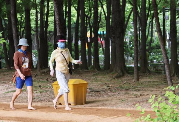 시민들이 중앙공원에 조성된 맨발길을 걷고 있다. /사진제공=부천시