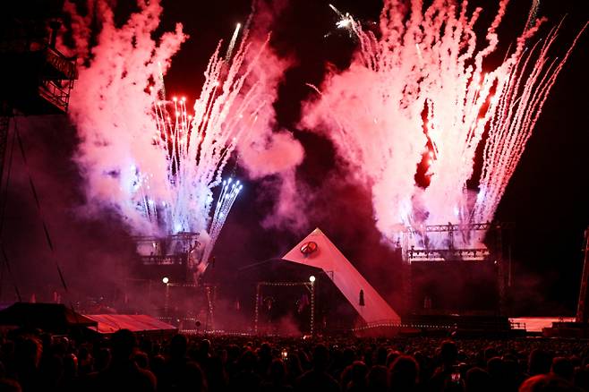 영국에서 전세계 음악인들의 축제 '글래스톤 베리 페스티벌'이 개최됐다. 사진은 지난 25일(현지시각) 영국 서머셋주 워디 팜에서 열린 글래스톤베리 페스티벌에서 불꽃놀이가 진행되는 전경. /사진=로이터