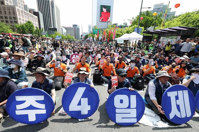 민주노총 조합원들이 지난해 5월1일 오후 서울 광화문네거리에서 열린 민주노총 2024 세계 노동절 대회에서 주4일제 도입 촉구 구호를 외치고 있다. / 사진=뉴스1 신웅수 기자