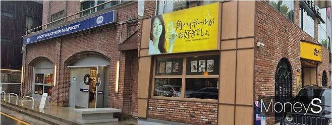 외국어 간판을 쓰는 가게들 사진. 작게 한글도 병기한 곳도 있지만, 아예 한글을 쓰지 않는 가게도 있다. 사진은 서울 도처의 외국어 간판을 쓰는 가게 사진. /사진=변한석 기자