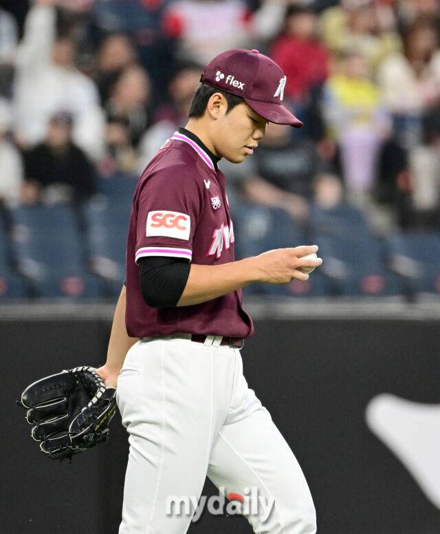 2025년 4월 11일 오후 대전 한화생명 볼파크에서 진행된 '2025 신한 SOL뱅크 KBO 리그' 키움 히어로즈와 한화 이글스의 경기.키움 선발투수 김윤하가 2회까지 3실점 한 뒤 아쉬워하고 있다./마이데일리