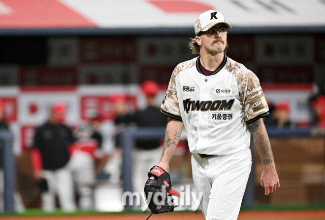 25일 오후 서울 고척동 고척스카이돔에서 진행된 '2025 프로야구 KBO리그' 키움히어로즈와 KIA타이거즈의 경기.키움 선발투수 웰스가 3회초 1점을 내준뒤 아위숴 하고 있다. /고척스카이돔 송일섭 기자