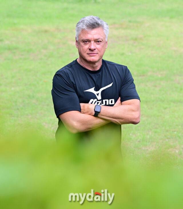 지난 17일 경기도 용인에 위치한 대항항공 훈련장에서 인터뷰를 진행한 헤난 달 조토 감독/사진 = 유진형 기자