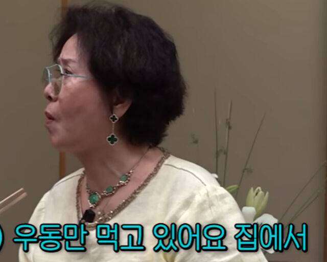 선우용여가 우동만 먹고 산다는 일본 가이드를 안쓰럽게 쳐다보고 있다. / 유튜브 '순풍 선우용여' 캡처