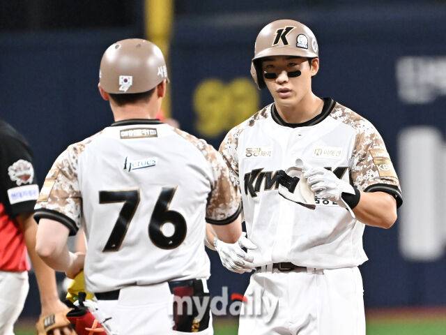 25일 오후 서울 고척동 고척스카이돔에서 진행된 '2025 프로야구 KBO리그' 키움히어로즈와 KIA타이거즈의 경기. 키움 이주형이 9회말 선두타자로 나서 2루타를 터뜨린 뒤 환호하고 있다./고척=송일섭 기자 andlyu@mydaily.co.kr