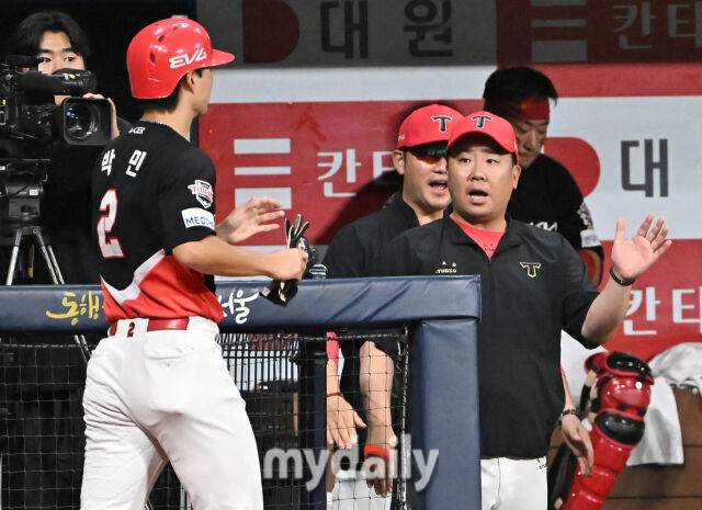 25일 오후 서울 고척동 고척스카이돔에서 진행된 '2025 프로야구 KBO리그' 키움히어로즈와 KIA타이거즈의 경기. 기아 이범호 감독이 3회초 2사 2루서 이창진의 2루타때 홈을 밟은 박민과 환호하고 있다./고척=송일섭 기자 andlyu@mydaily.co.kr