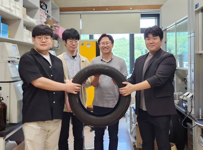 폐타이어 재활용 기술을 개발한 KAIST 연구진. 최경민(왼쪽부터) 연구원, 박범순 박사, 홍순혁 교수, 조경일 박사.[KAIST 제공]