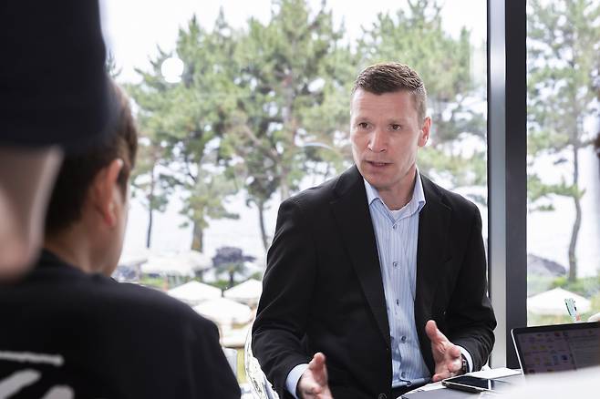 마티아스 바이틀 메르세데스-벤츠 코리아 사장이 23일 제주도에서 열린 취재진과의 라운드 테이블에서 질문에 대답하고 있다. [메르세데스-벤츠 코리아 제공]