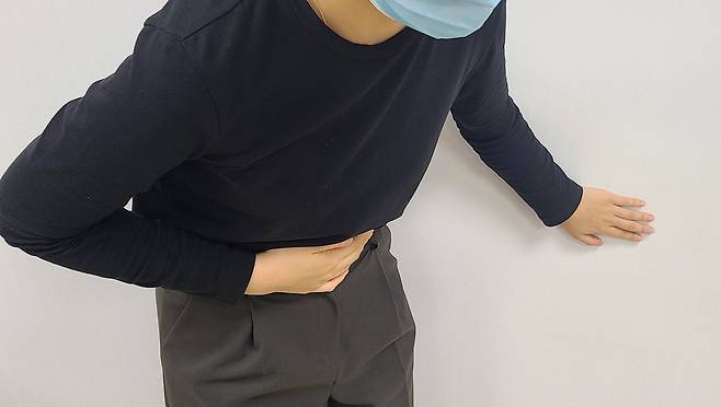 기온과 습도가 높아지는 장마철은 각종 세균과 바이러스가 활발히 증식하는 시기다. 이로 인해 식중독, 장염과 같은 소화기 질환이 증가할 뿐 아니라, 해수 온도 상승으로 인해 감염 위험이 높은 해양 세균도 주의가 필요하다.