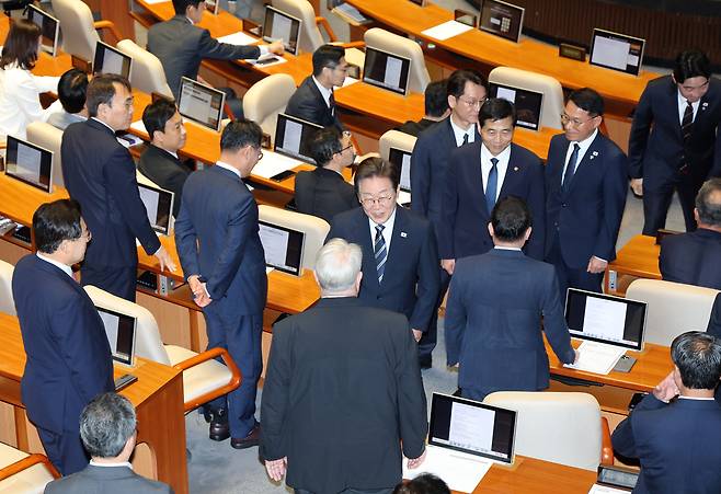 이재명 대통령이 26일 서울 여의도 국회 본회의장에서 정부의 2차 추가경정예산안 제출과 관련해 첫 시정연설을 마치고 국민의힘 의원들과 악수하며 퇴장하고 있다. [연합]