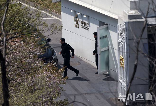 [서울=뉴시스] 홍효식 기자 = 경찰 비상계엄 특별수사단이 한남동 공관촌에 대한 압수수색에 나선 16일 서울 용산구 한남동 대통령경호처 경호동 인근 출입문에서 관계자들이 오가고 있다. 2025.04.16. yesphoto@newsis.com