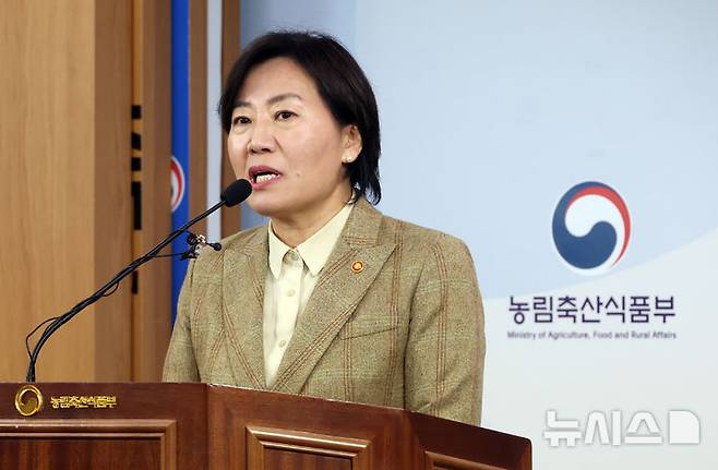 [세종=뉴시스] 강종민 기자 = 송미령 농림축산식품부 장관이 지난해 세종시 정부세종청사에서 당시 더불어민주당의 '양곡관리법(양곡법)' 개정안 등의 단독 의결에 대해 "국민들 입장에서 농산물 수급 불안정 여지가 있고 정부 재정을 지속불가능한 상태로 만들기 때문에 매우 받아들이기 어렵다"고 밝히고 있다. 2024.11.25. ppkjm@newsis.com