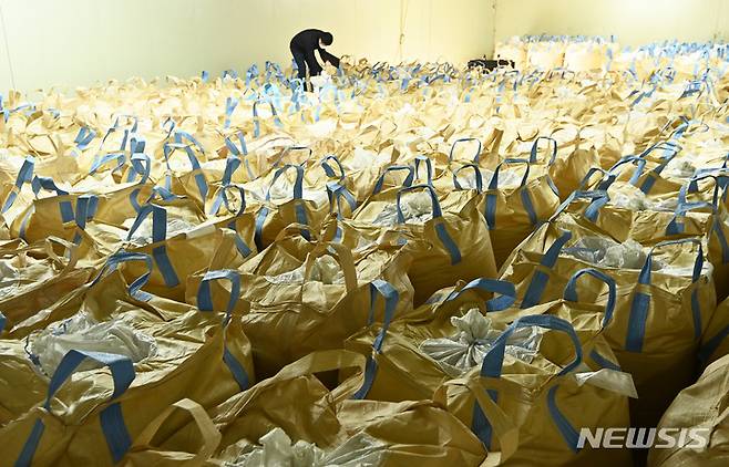 [용인=뉴시스] 김종택 기자 = 4일 경기도 용인시 처인구 원삼면 용인시농협쌀조합공동사업법인 저온저장고에서 관계자가 가득 쌓여 있는 벼 포대를 살펴보고 있다. 2023.04.04. jtk@newsis.com