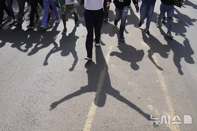 <font style="vertical-align: inherit;"><font style="vertical-align: inherit;">[나이로비=AP/뉴시스] 25일(현지 시간) 케냐 나이로비에서 열린 대규모 반정부 시위에서 경찰이 최루탄을 발사하자 시위대가 손을 들어 올리고 있다. 2025.06.26.</font></font>