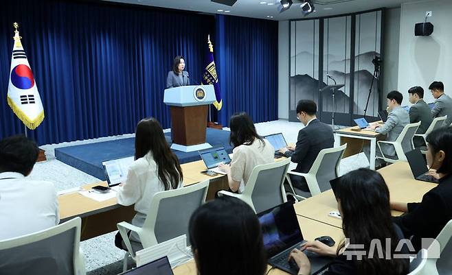 [서울=뉴시스] 고범준 기자 = 강유정 대변인이 16일 서울 용산구 대통령실 브리핑룸에서 국민추천제 관련 브리핑을 하고 있다. 2025.06.16. bjko@newsis.com