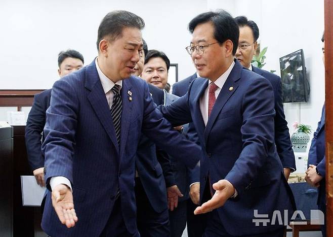 [서울=뉴시스] 김금보 기자 = 김병기 더불어민주당 대표 직무대행 겸 원내대표, 송언석 국민의힘 원내대표가 24일 오전 서울 여의도 국회에서 우원식 국회의장 주재로 열린 양당 원내대표 회동에 참석하고 있다. (공동취재) 2025.06.24. photo@newsis.com