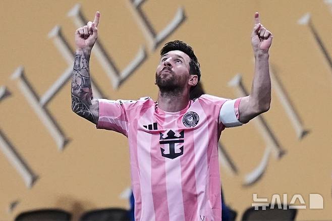 [애틀랜타=AP/뉴시스] 미국 프로축구 메이저리그사커(MLS) 인터 마이애미의 리오넬 메시, 포르투(포르투갈)와의 2025 국제축구연맹(FIFA) 클럽월드컵 조별리그 A조 2차전 중 프리킥 결승골 기록. 2025.06.19.