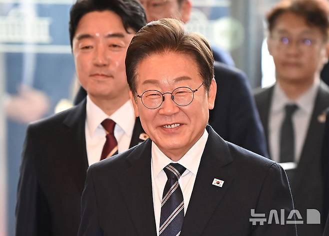 [서울=뉴시스] 국회사진기자단 = 이재명 대통령이 26일 서울 여의도 국회에서 열린 추가경정예산안 시정연설을 위해 입장하고 있다. 2025.06.26. photo@newsis.com