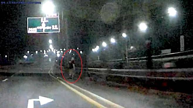 경찰이 지적장애 실종자를 발견한 모습. (사진=경기남부경찰청 제공) *재판매 및 DB 금지