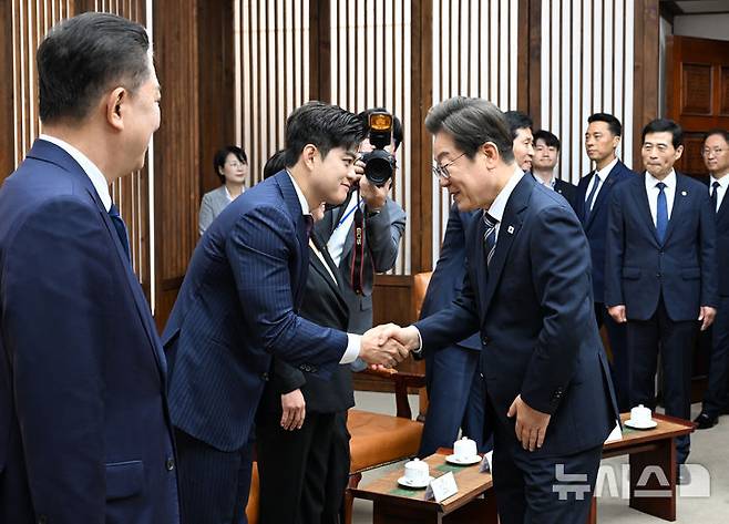 [서울=뉴시스] 고범준 기자 = 이재명 대통령이 26일 국회에서 추가경정예산(추경) 시정연설에 앞서 우원식 국회의장과 사전환담장에 들어서며 김용태 국민의힘 비상대책위원장과 악수하고 있다. 2025.06.26. bjko@newsis.com