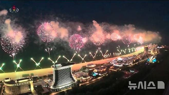 [서울=뉴시스] 북한의 대형 해변 리조트 단지인 원산갈마해안관광지구가 준공됐다. 조선중앙TV는 김정은 북한 국무위원장과 아내 리설주, 딸 주애가 참석한 가운데 지난 24일  준공식이 진행됐다고 26일 보도했다. 사진은 원산갈마해안관광지구. (사진=조선중앙TV 캡쳐) 2025.06.26. photo@newsis.com