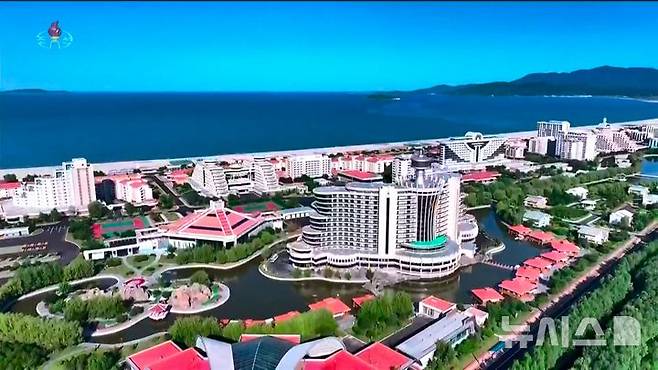 [서울=뉴시스] 북한의 대형 해변 리조트 단지인 원산갈마해안관광지구가 준공됐다. 조선중앙TV는 김정은 북한 국무위원장과 아내 리설주, 딸 주애가 참석한 가운데 지난 24일  준공식이 진행됐다고 26일 보도했다. 사진은 원산갈마해안관광지구. (사진=조선중앙TV 캡쳐) 2025.06.26. photo@newsis.com