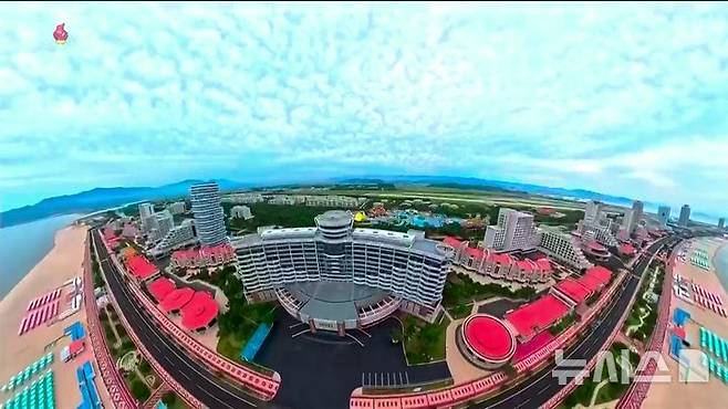 [서울=뉴시스] 북한의 대형 해변 리조트 단지인 원산갈마해안관광지구가 준공됐다. 조선중앙TV는 김정은 북한 국무위원장과 아내 리설주, 딸 주애가 참석한 가운데 지난 24일  준공식이 진행됐다고 26일 보도했다. 사진은 원산갈마해안관광지구. (사진=조선중앙TV 캡쳐) 2025.06.26. photo@newsis.com