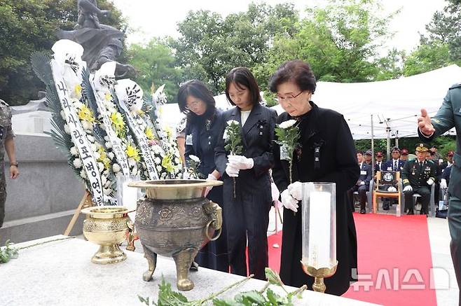[의정부=뉴시스] 75주년을 맞은 의정부 축석령 전투 추모행사에서 고(故) 장세풍 중령 유가족이 헌화하고 있다. (사진=육군 8기동사단 제공) 2025.06.26. photo@newsis.com