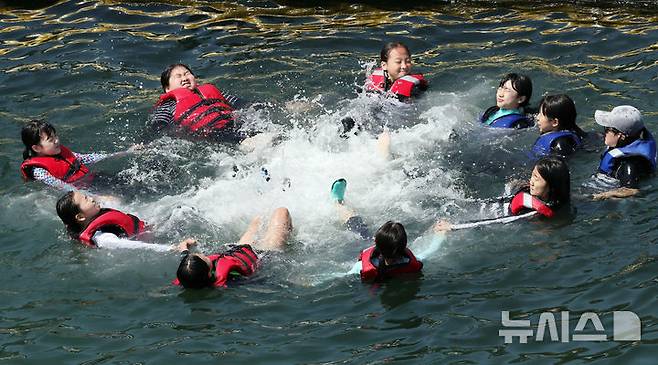 [부산=뉴시스] 하경민 기자 = '2025년 초등학생 바다생존수영 교육과정'이 열린 26일 부산 영도구 한국해양대학교 해상교육장에서 초등학생들이 바다 생존 수영법을 배우고 있다. 한국해양대는 오는 7월18일까지 영도구 내 초등학교 26곳의 6학년 학생 1520명을 대상으로 이 교육과정을 운영한다. 2025.06.26. yulnetphoto@newsis.com