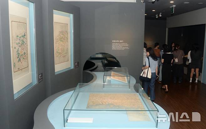 [전주=뉴시스] 김얼 기자 = 26일 국립전주박물관에서 열린 '나고 드는 땅, 만경과 동진' 언론 공개회에 참가한 언론인들이 전시장을 관람하고 있다. 2025.06.26. pmkeul@newsis.com