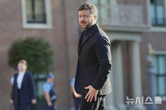 [헤이그=AP/뉴시스] 볼로디미르 젤렌스키 우크라이나 대통령이 24일(현지 시간) 네덜란드 헤이그의 하우스텐보스궁에서 열리는 북대서양조약기구(나토) 정상회의 공식 만찬장으로 향하고 있다. 2025.06.26.