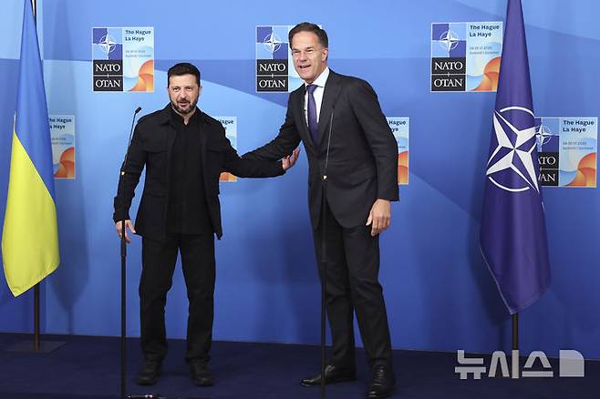 <font style="vertical-align: inherit;"><font style="vertical-align: inherit;">[헤이그=AP/뉴시스] 볼로디미르 젤렌스키 우크라이나 대통령과 마크 뤼터 NATO 사무총장이 24일(현지 시간) 네덜란드 헤이그에서 열린 NATO 정상회의 계기 양자회담에 참석해 기념촬영 하고 있다. 2025.06.26.</font></font>