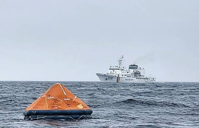 [동해=뉴시스] 25일 동해지방해양경찰청은 포항 동방 67해리 해상에서 일본 해상보안청 제8관구와 함께 제18차 한·일 수색구조 연합훈련을 실시하고 있다.(사진=동해해경청 제공)photo@newsis.com *재판매 및 DB 금지