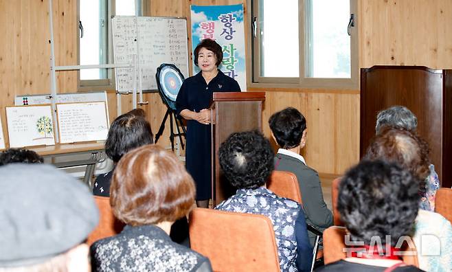 [제주=뉴시스] 우장호 기자 = 장승련 시인(전 애월문학회장)이 26일 오후 제주시 애월읍 고내리 경로당에서 열린 시화전에서 인사말을 하고 있다. 이 시화전은 제주도 지방보조금 지원사업인 '2025 애월읍 예술·문화 콘텐츠 개발 인재 육성 교육' 새로운 시대의 인재 주인공 발굴 프로젝트 일환으로 추진된 것이다. 2025.06.26. woo1223@newsis.com