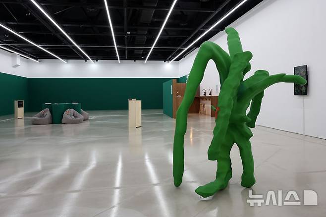 [서울=뉴시스] 박진희 기자 = 아르코미술관은 26일 서울 종로구 아르코미술관에서 창작산실 협력전시 '드리프팅 스테이션-찬미와 애도에 관한 행성간 다종 오페라' 기자간담회를 갖고 주요 작품을 선보이고 있다. 2025.06.26. pak7130@newsis.com