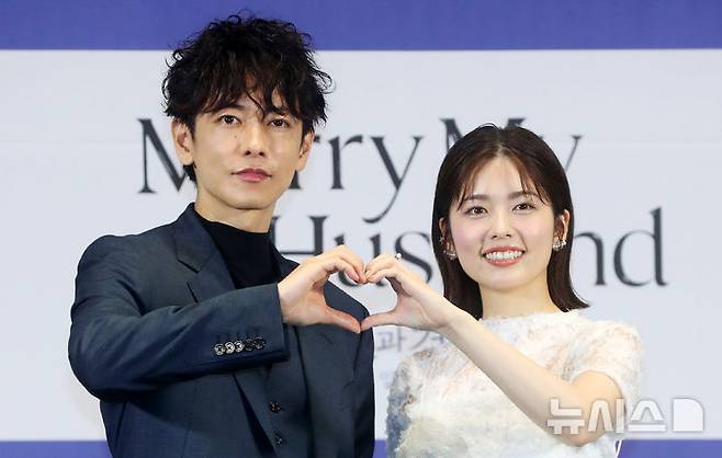 [서울=뉴시스] 김혜진 기자 = 일본 배우 사토 타케루(왼쪽), 코시바 후우카가 26일 오후 서울 구로구 라마다 신도림 호텔에서 열린 아마존 오리지널 일본 드라마 '내 남편과 결혼해줘' 일본판 제작발표회에서 포즈를 취하고 있다. 2025.06.26. jini@newsis.com