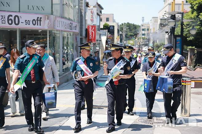 [제주=뉴시스] 김수영 제주경찰청 등이 26일 오후 제주시 누웨마루거리 일대에서 내외국인 기초질서 준수 캠페인을 하고 있다. (사진=제주경찰청 제공) 2025.06.26. photo@newsis.com