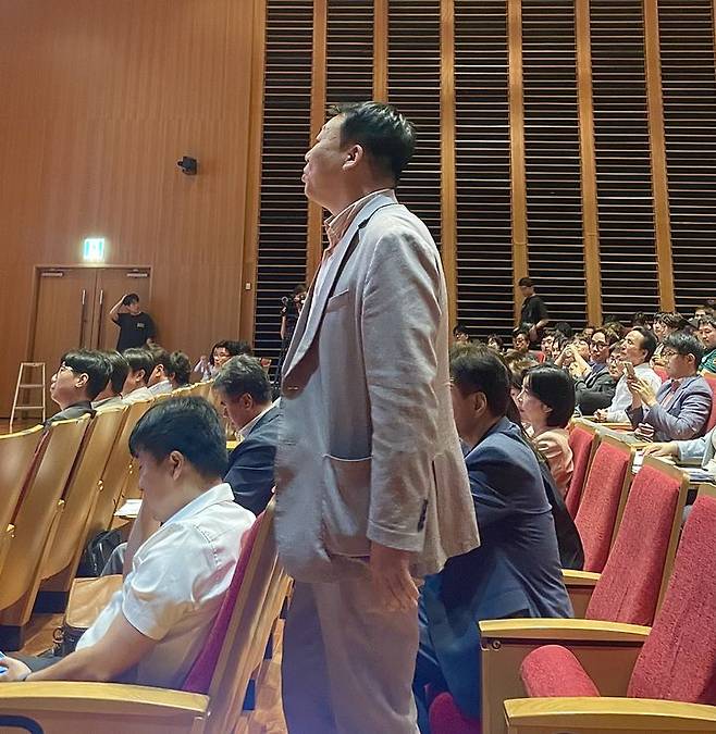 [대구=뉴시스] 정재익 기자 = 26일 대구 북구 iM뱅크 제2본점 대강당에서 열린 '대구도시철도망 구축계획 주민 수렴 공청회'에서 일부 서구의회 의원들이 5호선 예상 노선도에 대해 항의하고 있다. 2025.06.26. jjikk@newsis.com *재판매 및 DB 금지