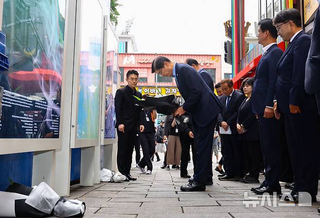 [서울=뉴시스] 황준선 기자 = 이해식 국정기획위원회 정치행정분과위원장이 26일 오후 서울 용산구 10.29 이태원참사 현장을 방문해 헌화하고 있다. 2025.06.26. hwang@newsis.com