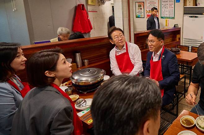 [서울=뉴시스] 이재명 대통령이 26일 서울 용산 대통령실 앞의 골목 상권인 대구탕집을 찾아 점심식사를 하고 있다. (사진=대통령실 제공) 2025.06.26. photo@newsis.com *재판매 및 DB 금지